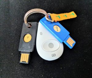 Die beiden FIDO-USB-Schlüssel sind schon Passkey-kompatibel - aber es wird nur eine handvoll von Passkeys auf den Sticks gespeichert - es geht nun komfortabler! / Bild-/Quelle: ibdnhubzs.de