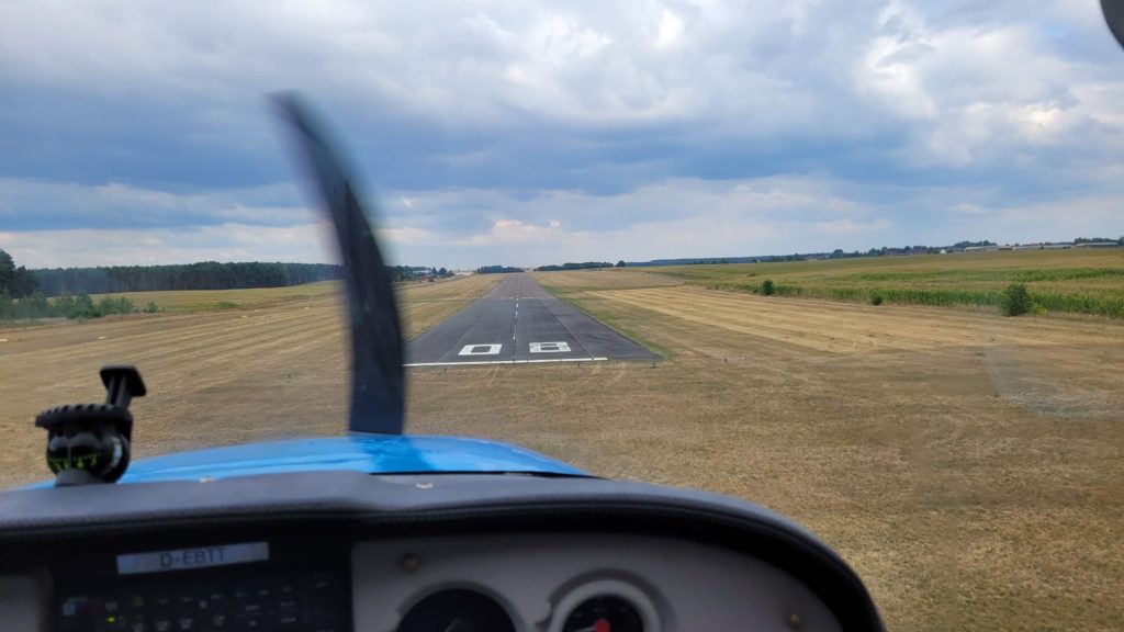 Final im Landeanflug, Sekunden vor dem Touchdown in Oehna (EDBO) / Bild-/Quelle: Christian Uhrich