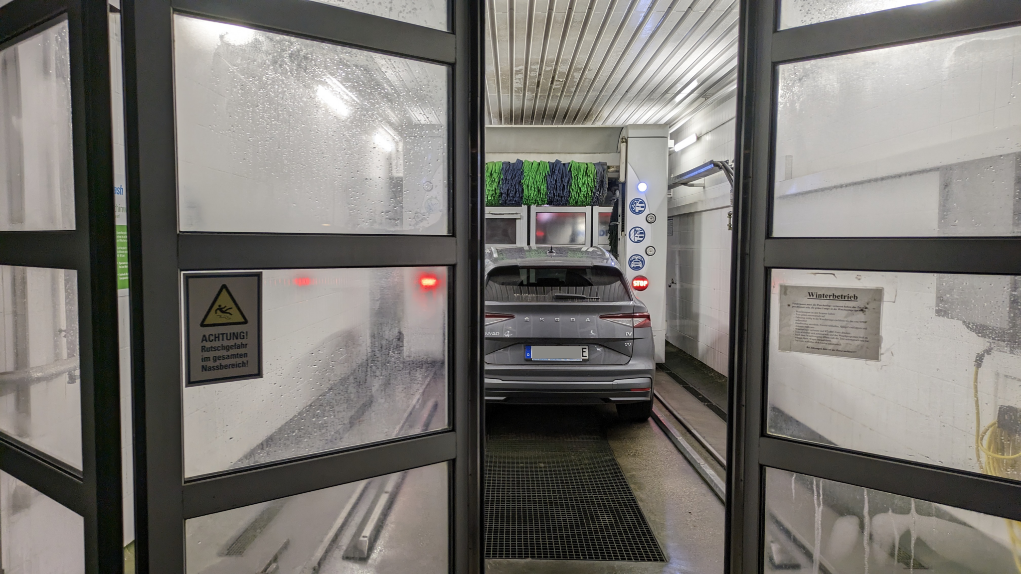 E Auto In Waschanlage