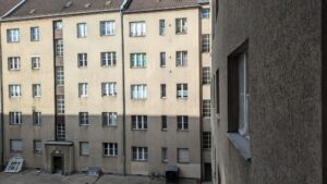 Berlin, 2024. Ein Blick aus dem Fenster in den Hinterhof. Das war mal der blühende Westberliner wasauchimmer, mittlerweile ist es nicht weit vom Armenviertel entfernt, bald auch noch mit viel nutzlosem Erdöl als Isolierung verkleidet - aber die Fasade muss wieder genau so aussehen, steht, ACHTUNG!, unter Schutz! / Bild-/Quelle: ibdnhubzs.de